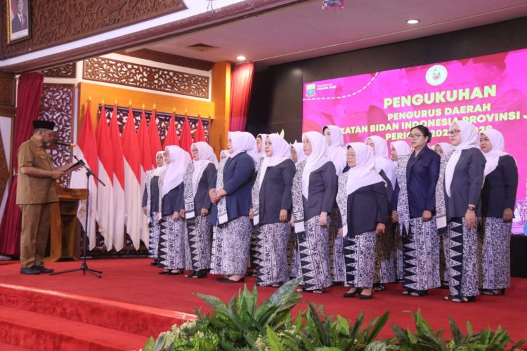Sekda Sudirman Kukuhkan Pengurus PD IBI Provinsi Jambi