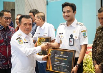 Gubernur Al Haris Serahkan Paritrana Award, Dorong Perlindungan Ketenagakerjaan yang Merata