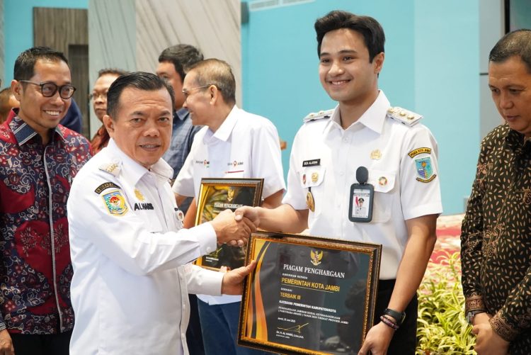 Gubernur Al Haris Serahkan Paritrana Award, Dorong Perlindungan Ketenagakerjaan yang Merata
