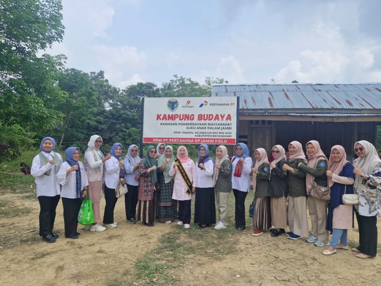 Bunda Hesti Haris Tinjau Pendidikan Anak SAD di Desa Hajran Batang Hari