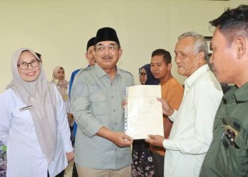 Bupati Anwar Sadat Serahkan 71 Sertifikat Tanah, Warga Teluk Nilau Kini Miliki Kepastian Hukum