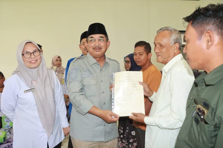 Bupati Anwar Sadat Serahkan 71 Sertifikat Tanah, Warga Teluk Nilau Kini Miliki Kepastian Hukum
