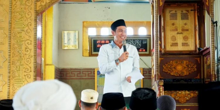 Bupati Batang Hari Sholat Idul Adha di Maro Sebo Ilir, Serahkan Hewan Kurban Bantuan Presiden RI