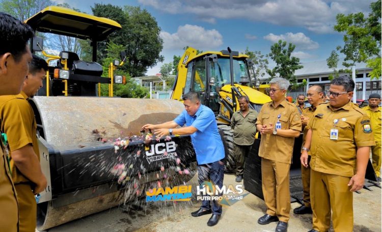 Percepat Perbaikan Jalan, PUTR Jambi Resmikan Pengadaan Alat Berat 2026
