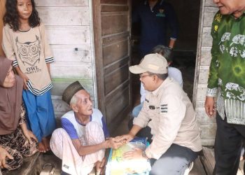 Sentuh Langsung Warga, Bupati Tanjab Barat Tinjau Program Bedah Rumah BAZNAS di Dua Kelurahan