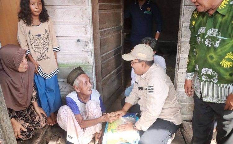 Sentuh Langsung Warga, Bupati Tanjab Barat Tinjau Program Bedah Rumah BAZNAS di Dua Kelurahan