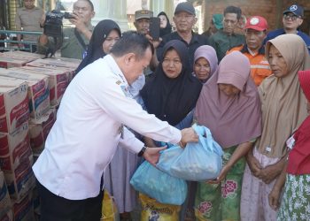 Gubernur Al Haris Tinjau dan Berikan Bantuan Korban Terdampak Banjir Kabupaten Sarolangun
