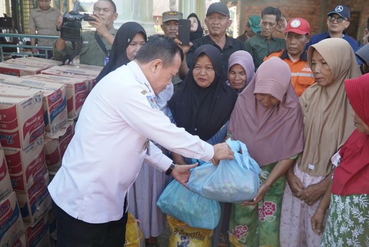 Gubernur Al Haris Tinjau dan Berikan Bantuan Korban Terdampak Banjir Kabupaten Sarolangun