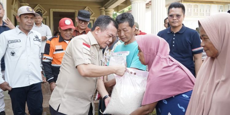 Tinjau Banjir di Selango, Gubernur Al Haris: Tetap Tegar! Bantuan 1 Ton Beras Disalurkan