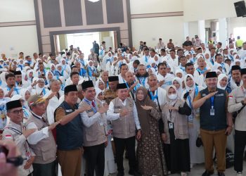 Lepas 442 JCH Kloter BTH 19, Gubernur Al Haris: Fokus Ibadah Haji, Jangan Sia-siakan Perjuangan Puluhan Tahun