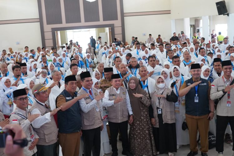 Lepas 442 JCH Kloter BTH 19, Gubernur Al Haris: Fokus Ibadah Haji, Jangan Sia-siakan Perjuangan Puluhan Tahun