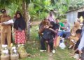 Pasar Murah LPG 3 Kg di Desa Bukit Murau, 560 Tabung Disalurkan Jelang Idul Adha Sarolangun, 19 Mei 2026 – Menjelang perayaan Idul Adha, Pemerintah Kecamatan Singkut bekerja sama dengan Dinas Perindagkop Kabupaten Sarolangun menggelar operasi pasar murah berupa gas LPG 3 kg di Desa Bukit Murau dan sekitarnya. Kegiatan ini dipimpin langsung oleh Plt Camat Singkut, M. Maini, sebagai bentuk respons terhadap kelangkaan gas LPG yang selama ini dikeluhkan masyarakat. Dalam operasi pasar tersebut, sebanyak 560 tabung gas LPG 3 kg disalurkan kepada warga dengan harga sesuai ketentuan, yaitu Rp18.000 per tabung. M. Maini menjelaskan bahwa pelaksanaan pasar murah ini dilakukan berdasarkan laporan masyarakat yang kesulitan mendapatkan gas LPG, meskipun harga di pasaran cukup tinggi. “Kami sengaja melaksanakan operasi pasar di Desa Bukit Murau dan sekitarnya karena kelangkaan LPG yang cukup parah. Masyarakat sangat membutuhkan, karena walaupun harga ada, barangnya sulit ditemukan,” ujarnya. Ia juga menambahkan bahwa kegiatan ini tidak hanya dilakukan menjelang hari raya saja, tetapi akan diusulkan agar dapat terus berlanjut pada bulan-bulan berikutnya. “Kami akan mengajukan kembali kepada Pemerintah Kabupaten Sarolangun agar pasar murah ini bisa terus dilaksanakan, tidak hanya saat Idul Adha,” tambahnya. Selama ini, menurutnya, harga LPG 3 kg di tingkat masyarakat bisa mencapai Rp30.000 hingga Rp40.000 per tabung, bahkan dengan ketersediaan yang terbatas. Melalui koordinasi dengan pemerintah kabupaten dan dinas terkait, Kecamatan Singkut akhirnya mendapatkan bantuan distribusi LPG sebanyak 560 tabung untuk membantu kebutuhan warga. “Kami mengucapkan terima kasih kepada Pemerintah Kabupaten Sarolangun atas bantuan ini. Semoga ke depan distribusi LPG bisa terus ditingkatkan demi memenuhi kebutuhan masyarakat,” tutup M. Maini.