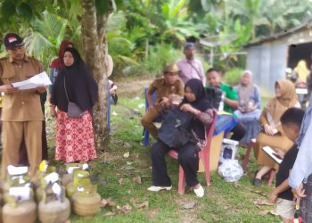 Pasar Murah LPG 3 Kg di Desa Bukit Murau, 560 Tabung Disalurkan Jelang Idul Adha Sarolangun, 19 Mei 2026 – Menjelang perayaan Idul Adha, Pemerintah Kecamatan Singkut bekerja sama dengan Dinas Perindagkop Kabupaten Sarolangun menggelar operasi pasar murah berupa gas LPG 3 kg di Desa Bukit Murau dan sekitarnya. Kegiatan ini dipimpin langsung oleh Plt Camat Singkut, M. Maini, sebagai bentuk respons terhadap kelangkaan gas LPG yang selama ini dikeluhkan masyarakat. Dalam operasi pasar tersebut, sebanyak 560 tabung gas LPG 3 kg disalurkan kepada warga dengan harga sesuai ketentuan, yaitu Rp18.000 per tabung. M. Maini menjelaskan bahwa pelaksanaan pasar murah ini dilakukan berdasarkan laporan masyarakat yang kesulitan mendapatkan gas LPG, meskipun harga di pasaran cukup tinggi. “Kami sengaja melaksanakan operasi pasar di Desa Bukit Murau dan sekitarnya karena kelangkaan LPG yang cukup parah. Masyarakat sangat membutuhkan, karena walaupun harga ada, barangnya sulit ditemukan,” ujarnya. Ia juga menambahkan bahwa kegiatan ini tidak hanya dilakukan menjelang hari raya saja, tetapi akan diusulkan agar dapat terus berlanjut pada bulan-bulan berikutnya. “Kami akan mengajukan kembali kepada Pemerintah Kabupaten Sarolangun agar pasar murah ini bisa terus dilaksanakan, tidak hanya saat Idul Adha,” tambahnya. Selama ini, menurutnya, harga LPG 3 kg di tingkat masyarakat bisa mencapai Rp30.000 hingga Rp40.000 per tabung, bahkan dengan ketersediaan yang terbatas. Melalui koordinasi dengan pemerintah kabupaten dan dinas terkait, Kecamatan Singkut akhirnya mendapatkan bantuan distribusi LPG sebanyak 560 tabung untuk membantu kebutuhan warga. “Kami mengucapkan terima kasih kepada Pemerintah Kabupaten Sarolangun atas bantuan ini. Semoga ke depan distribusi LPG bisa terus ditingkatkan demi memenuhi kebutuhan masyarakat,” tutup M. Maini.