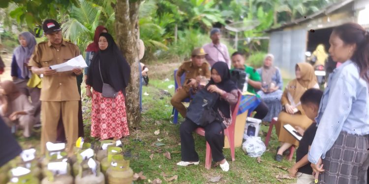 Pasar Murah LPG 3 Kg di Desa Bukit Murau, 560 Tabung Disalurkan Jelang Idul Adha Sarolangun, 19 Mei 2026 – Menjelang perayaan Idul Adha, Pemerintah Kecamatan Singkut bekerja sama dengan Dinas Perindagkop Kabupaten Sarolangun menggelar operasi pasar murah berupa gas LPG 3 kg di Desa Bukit Murau dan sekitarnya. Kegiatan ini dipimpin langsung oleh Plt Camat Singkut, M. Maini, sebagai bentuk respons terhadap kelangkaan gas LPG yang selama ini dikeluhkan masyarakat. Dalam operasi pasar tersebut, sebanyak 560 tabung gas LPG 3 kg disalurkan kepada warga dengan harga sesuai ketentuan, yaitu Rp18.000 per tabung. M. Maini menjelaskan bahwa pelaksanaan pasar murah ini dilakukan berdasarkan laporan masyarakat yang kesulitan mendapatkan gas LPG, meskipun harga di pasaran cukup tinggi. “Kami sengaja melaksanakan operasi pasar di Desa Bukit Murau dan sekitarnya karena kelangkaan LPG yang cukup parah. Masyarakat sangat membutuhkan, karena walaupun harga ada, barangnya sulit ditemukan,” ujarnya. Ia juga menambahkan bahwa kegiatan ini tidak hanya dilakukan menjelang hari raya saja, tetapi akan diusulkan agar dapat terus berlanjut pada bulan-bulan berikutnya. “Kami akan mengajukan kembali kepada Pemerintah Kabupaten Sarolangun agar pasar murah ini bisa terus dilaksanakan, tidak hanya saat Idul Adha,” tambahnya. Selama ini, menurutnya, harga LPG 3 kg di tingkat masyarakat bisa mencapai Rp30.000 hingga Rp40.000 per tabung, bahkan dengan ketersediaan yang terbatas. Melalui koordinasi dengan pemerintah kabupaten dan dinas terkait, Kecamatan Singkut akhirnya mendapatkan bantuan distribusi LPG sebanyak 560 tabung untuk membantu kebutuhan warga. “Kami mengucapkan terima kasih kepada Pemerintah Kabupaten Sarolangun atas bantuan ini. Semoga ke depan distribusi LPG bisa terus ditingkatkan demi memenuhi kebutuhan masyarakat,” tutup M. Maini.