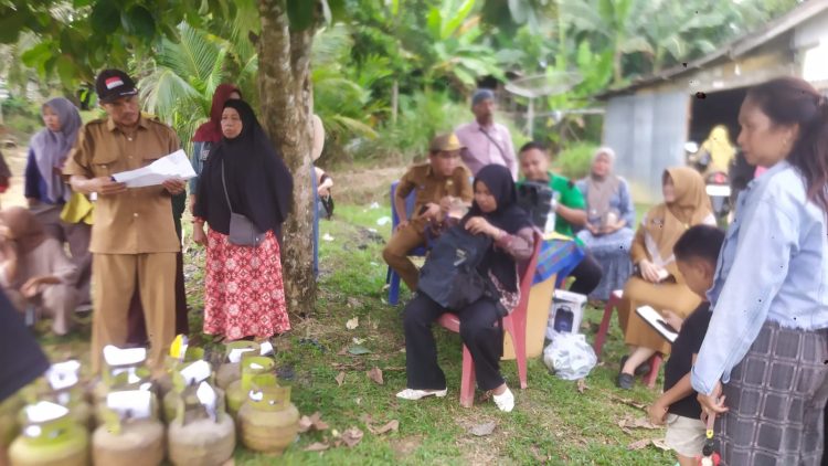 Pasar Murah LPG 3 Kg di Desa Bukit Murau, 560 Tabung Disalurkan Jelang Idul Adha Sarolangun, 19 Mei 2026 – Menjelang perayaan Idul Adha, Pemerintah Kecamatan Singkut bekerja sama dengan Dinas Perindagkop Kabupaten Sarolangun menggelar operasi pasar murah berupa gas LPG 3 kg di Desa Bukit Murau dan sekitarnya. Kegiatan ini dipimpin langsung oleh Plt Camat Singkut, M. Maini, sebagai bentuk respons terhadap kelangkaan gas LPG yang selama ini dikeluhkan masyarakat. Dalam operasi pasar tersebut, sebanyak 560 tabung gas LPG 3 kg disalurkan kepada warga dengan harga sesuai ketentuan, yaitu Rp18.000 per tabung. M. Maini menjelaskan bahwa pelaksanaan pasar murah ini dilakukan berdasarkan laporan masyarakat yang kesulitan mendapatkan gas LPG, meskipun harga di pasaran cukup tinggi. “Kami sengaja melaksanakan operasi pasar di Desa Bukit Murau dan sekitarnya karena kelangkaan LPG yang cukup parah. Masyarakat sangat membutuhkan, karena walaupun harga ada, barangnya sulit ditemukan,” ujarnya. Ia juga menambahkan bahwa kegiatan ini tidak hanya dilakukan menjelang hari raya saja, tetapi akan diusulkan agar dapat terus berlanjut pada bulan-bulan berikutnya. “Kami akan mengajukan kembali kepada Pemerintah Kabupaten Sarolangun agar pasar murah ini bisa terus dilaksanakan, tidak hanya saat Idul Adha,” tambahnya. Selama ini, menurutnya, harga LPG 3 kg di tingkat masyarakat bisa mencapai Rp30.000 hingga Rp40.000 per tabung, bahkan dengan ketersediaan yang terbatas. Melalui koordinasi dengan pemerintah kabupaten dan dinas terkait, Kecamatan Singkut akhirnya mendapatkan bantuan distribusi LPG sebanyak 560 tabung untuk membantu kebutuhan warga. “Kami mengucapkan terima kasih kepada Pemerintah Kabupaten Sarolangun atas bantuan ini. Semoga ke depan distribusi LPG bisa terus ditingkatkan demi memenuhi kebutuhan masyarakat,” tutup M. Maini.
