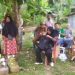 Pasar Murah LPG 3 Kg di Desa Bukit Murau, 560 Tabung Disalurkan Jelang Idul Adha Sarolangun, 19 Mei 2026 – Menjelang perayaan Idul Adha, Pemerintah Kecamatan Singkut bekerja sama dengan Dinas Perindagkop Kabupaten Sarolangun menggelar operasi pasar murah berupa gas LPG 3 kg di Desa Bukit Murau dan sekitarnya. Kegiatan ini dipimpin langsung oleh Plt Camat Singkut, M. Maini, sebagai bentuk respons terhadap kelangkaan gas LPG yang selama ini dikeluhkan masyarakat. Dalam operasi pasar tersebut, sebanyak 560 tabung gas LPG 3 kg disalurkan kepada warga dengan harga sesuai ketentuan, yaitu Rp18.000 per tabung. M. Maini menjelaskan bahwa pelaksanaan pasar murah ini dilakukan berdasarkan laporan masyarakat yang kesulitan mendapatkan gas LPG, meskipun harga di pasaran cukup tinggi. “Kami sengaja melaksanakan operasi pasar di Desa Bukit Murau dan sekitarnya karena kelangkaan LPG yang cukup parah. Masyarakat sangat membutuhkan, karena walaupun harga ada, barangnya sulit ditemukan,” ujarnya. Ia juga menambahkan bahwa kegiatan ini tidak hanya dilakukan menjelang hari raya saja, tetapi akan diusulkan agar dapat terus berlanjut pada bulan-bulan berikutnya. “Kami akan mengajukan kembali kepada Pemerintah Kabupaten Sarolangun agar pasar murah ini bisa terus dilaksanakan, tidak hanya saat Idul Adha,” tambahnya. Selama ini, menurutnya, harga LPG 3 kg di tingkat masyarakat bisa mencapai Rp30.000 hingga Rp40.000 per tabung, bahkan dengan ketersediaan yang terbatas. Melalui koordinasi dengan pemerintah kabupaten dan dinas terkait, Kecamatan Singkut akhirnya mendapatkan bantuan distribusi LPG sebanyak 560 tabung untuk membantu kebutuhan warga. “Kami mengucapkan terima kasih kepada Pemerintah Kabupaten Sarolangun atas bantuan ini. Semoga ke depan distribusi LPG bisa terus ditingkatkan demi memenuhi kebutuhan masyarakat,” tutup M. Maini.