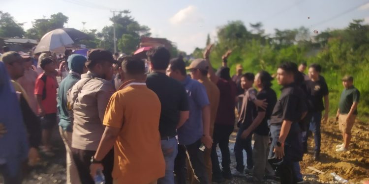 ‎Warga Desa Pelawan Jaya Blokir Jalan Lintas Sumatra, Desak PT SMM Ditutup Permanen  ‎