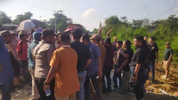 ‎Warga Desa Pelawan Jaya Blokir Jalan Lintas Sumatra, Desak PT SMM Ditutup Permanen  ‎