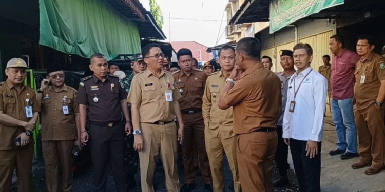 ‎Wakil Bupati Sarolangun Gerry Triswika, SE, melakukan inspeksi mendadak (sidak) ke Pasar Atas Sarolangun jelang Hari Raya Idul Adha 1447 Hijriah   ‎