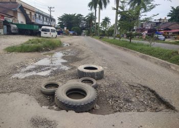 Jalan Rusak Berlubang di Jalur Tiga Kota Bangko Kabupaten Merangin dikeluhkan Pengendara