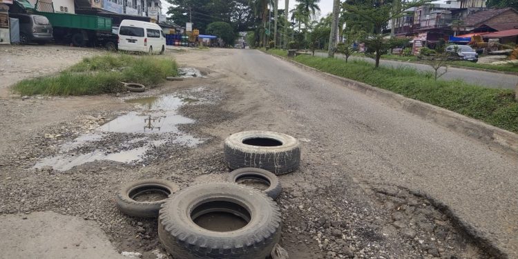 Jalan Rusak Berlubang di Jalur Tiga Kota Bangko Kabupaten Merangin dikeluhkan Pengendara
