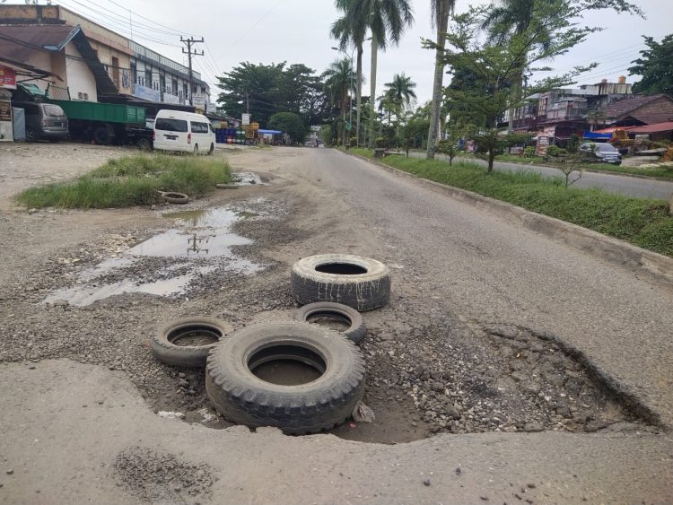 Jalan Rusak Berlubang di Jalur Tiga Kota Bangko Kabupaten Merangin dikeluhkan Pengendara