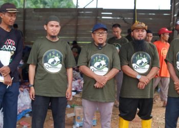 ‎Pimpinan Pondok Pesantren Ihya Assunah Terjun Langsung Dalam Pekasaan Kurban,8 ekor Sapi dan 3 Ekor Kambing Disembelih