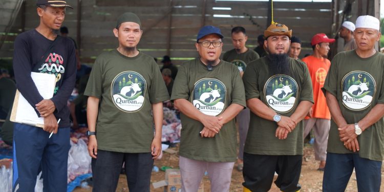 ‎Pimpinan Pondok Pesantren Ihya Assunah Terjun Langsung Dalam Pekasaan Kurban,8 ekor Sapi dan 3 Ekor Kambing Disembelih