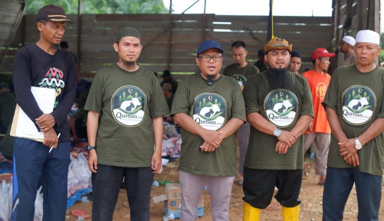 ‎Pimpinan Pondok Pesantren Ihya Assunah Terjun Langsung Dalam Pekasaan Kurban,8 ekor Sapi dan 3 Ekor Kambing Disembelih