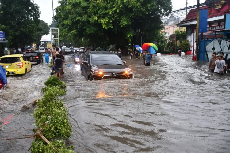 BMKG Peringatkan Hujan Lebat 11-12 Mei 2026, Wilayah Sumatera dan Jawa Siaga Cuaca Ekstrem