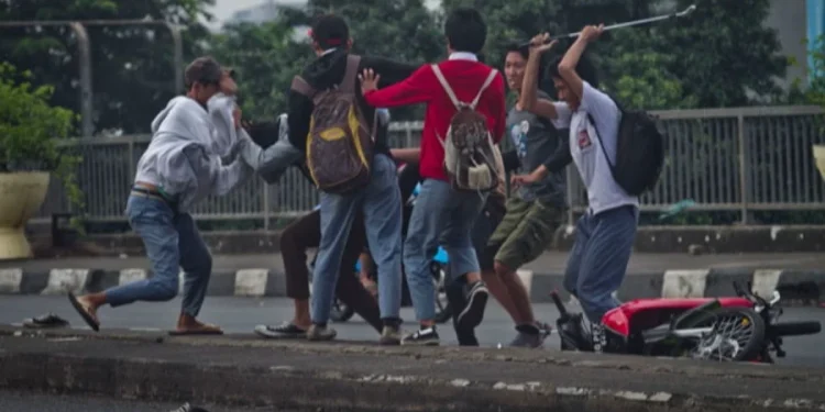 Tawuran Berdarah di Bram Itam: Pelajar 16 Tahun Dibacok hingga Tangan Patah, 3 Remaja Ditangkap