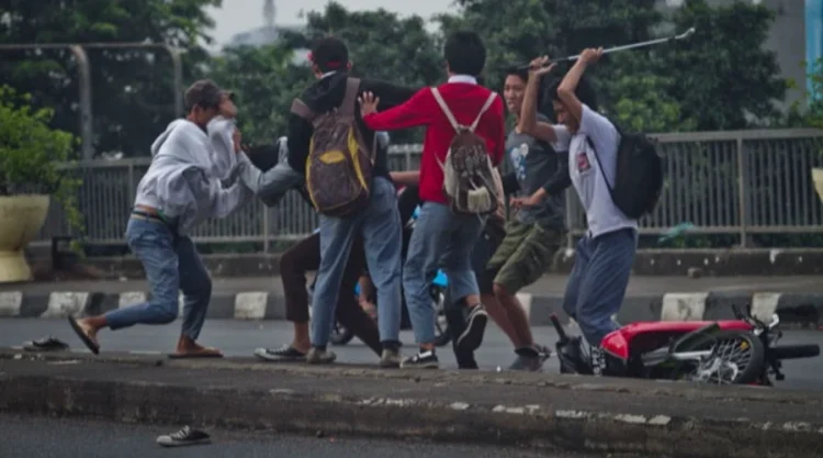 Tawuran Berdarah di Bram Itam: Pelajar 16 Tahun Dibacok hingga Tangan Patah, 3 Remaja Ditangkap