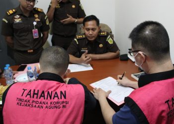 Tim Penyidik Kejagung Serahkan 11 Tersangka dan Barang Bukti Perkara Korupsi Penyimpangan Ekspor CPO
