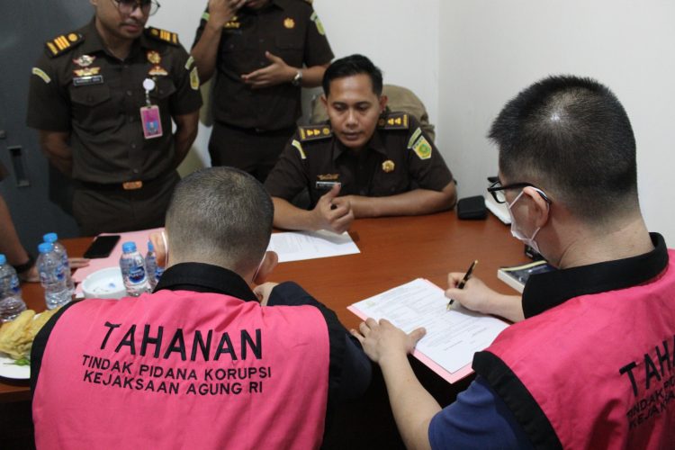 Tim Penyidik Kejagung Serahkan 11 Tersangka dan Barang Bukti Perkara Korupsi Penyimpangan Ekspor CPO