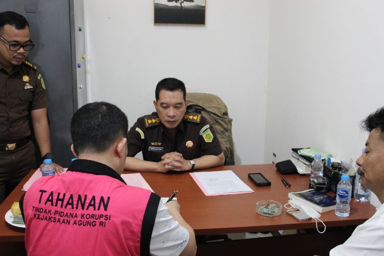 Tim Penyidik Kejagung Serahkan Tersangka dan Barang Bukti Kasus Korupsi Pertambangan Nikel Sultra