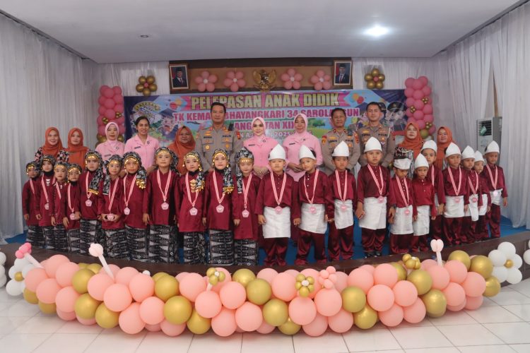 ‎Pelepasan Anak Didik TK Kemala Bhayangkari 34 Sarolangun Angkatan XIX Tahun Pelajaran 2025/2026 Dihadiri Langsung Kapolres Sarolangun AKBP Wendi Oktariansyah  ‎