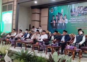 Sambut Jamaah Haji Kloter 13, Gubernur Al Haris Sampaikan Permohonan Maaf atas Kekurangan Layanan