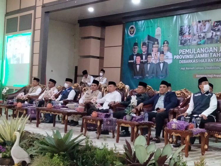 Sambut Jamaah Haji Kloter 13, Gubernur Al Haris Sampaikan Permohonan Maaf atas Kekurangan Layanan
