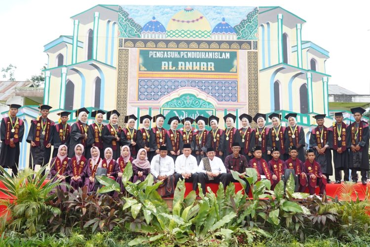 Gubernur Al Haris Doakan Santri Ponpes Al-Anwar Jadi Generasi Berakhlak Mulia dan Berprestasi