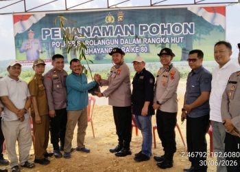 ‎Kolaborasi HUT Bhayangkara dan Hari Lingkungan Hidup, Polres Sarolangun Bagikan Bibit Pohon