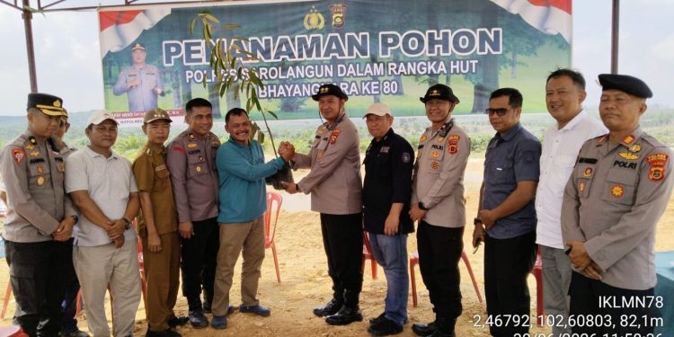 ‎Kolaborasi HUT Bhayangkara dan Hari Lingkungan Hidup, Polres Sarolangun Bagikan Bibit Pohon