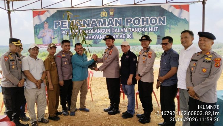 ‎Kolaborasi HUT Bhayangkara dan Hari Lingkungan Hidup, Polres Sarolangun Bagikan Bibit Pohon