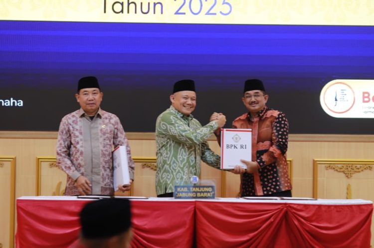 Bupati Tanjab Barat Kembali Raih WTP Ke-8 Berturut-turut