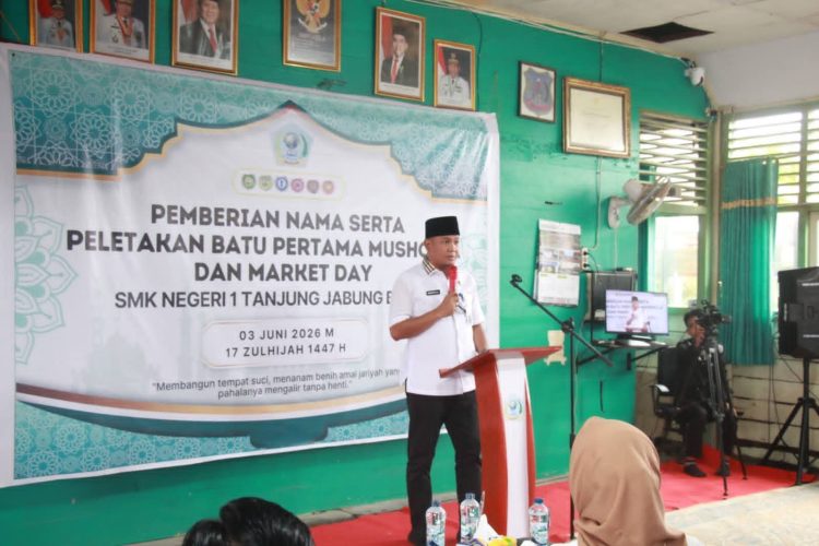 Sekda Hermansyah Letakkan Batu Pertama Mushola SMKN 1 Tanjab Barat, Wujudkan Generasi Cerdas dan Berakhlak