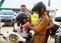 Bupati Fadhil Arief Naik Motor Antar Anak ke Sekolah, Gaungkan Gerakan Ayah Mengantar Anak di Batang Hari
