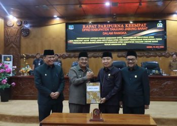Bupati dan Wakil Bupati Tanjab Barat Hadiri Rapat Paripurna Dengan Agenda Ranperda Pertanggungjawaban APBD 2025 Disetujui Bersama