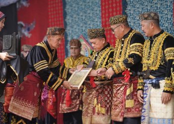 Gubernur Al Haris Dianugerahi Gelar Adat Kehormatan Depati Amanah Negroi Tanoh Sunge Pnoh