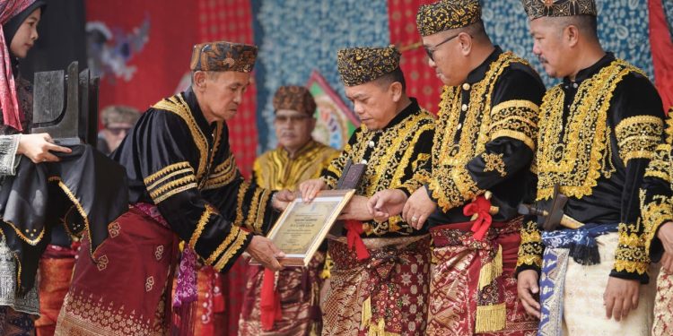 Gubernur Al Haris Dianugerahi Gelar Adat Kehormatan Depati Amanah Negroi Tanoh Sunge Pnoh