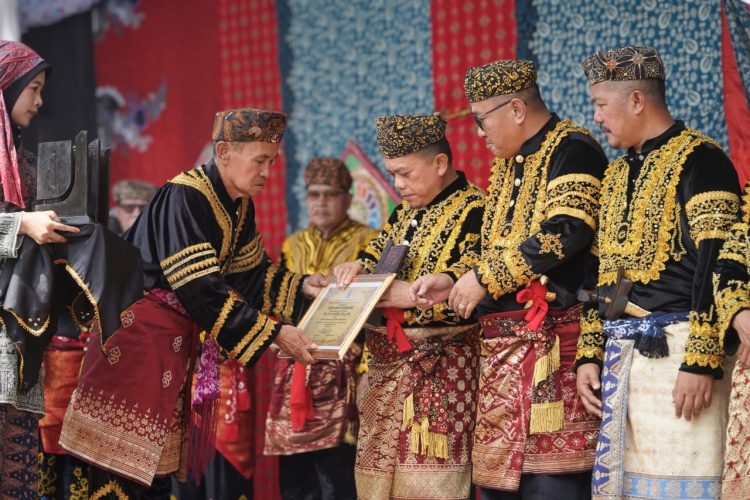 Gubernur Al Haris Dianugerahi Gelar Adat Kehormatan Depati Amanah Negroi Tanoh Sunge Pnoh