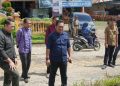 Jalan Depan Kantor Camat Pamsel Segera Diaspal